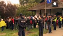 هزاران مهاجر و پناهجو از مجارستان وارد اتریش شدند