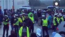 Miles de refugiados atraviesan la frontera entre Hungría y Austria