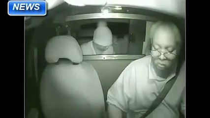 Taksiciye bıcak ceken kadın