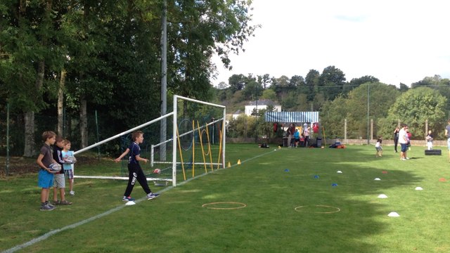 Les enfants découvrent les activités à Faites du sport