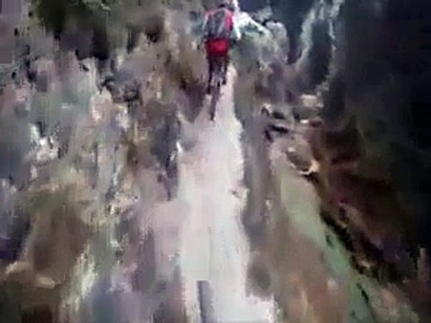 Canlarına Susamış 2 Bisikletçinin Uçurumun Kenarındaki Adrenalin dolu anları