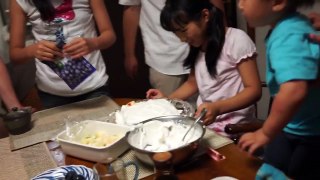 Decorating cake