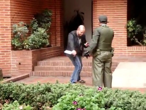 Des policiers colombiens ont une technique efficace pour desarmer un homme avec un couteau