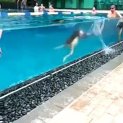 Nàng tiên cá' bất ngờ xuất hiện trong bể bơi