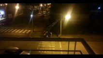 Homem é agredido após atropelar pedestre e bater o carro em um poste