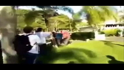 Estudantes da UFSC retiram bandeira vermelha e hasteiam a do Brasil