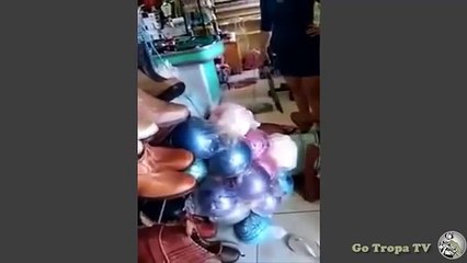 Mulher da uma surra de facão em ladrão que tentou roubar sua loja