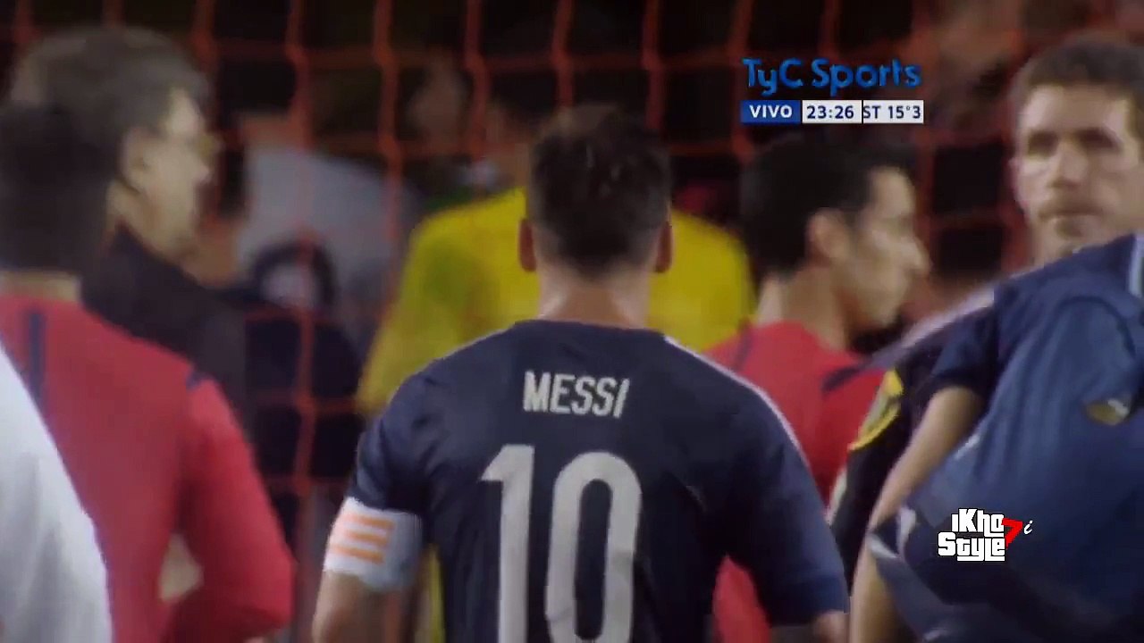 Messi firma autógrafos a unos niños tras finalizar Argentina 7-0 Bolivia • 2015