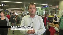 Les réfugiés accueillis par des bénévoles en gare de Vienne