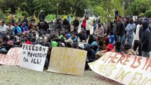 Calais : près de 400 migrants manifestent devant l'hôtel de ville