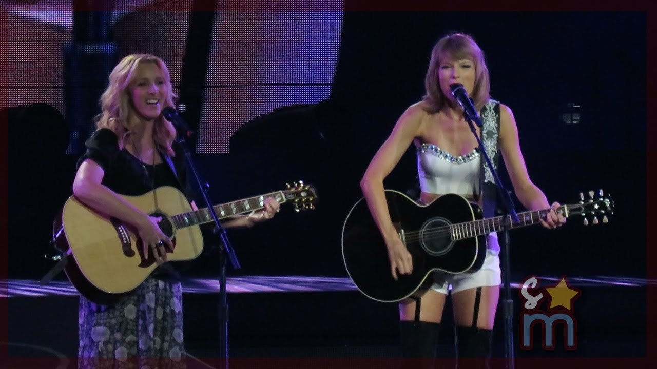 Taylor Swift & Lisa Kudrow - "Smelly Cat" from "Friends" Clip at Staples Center