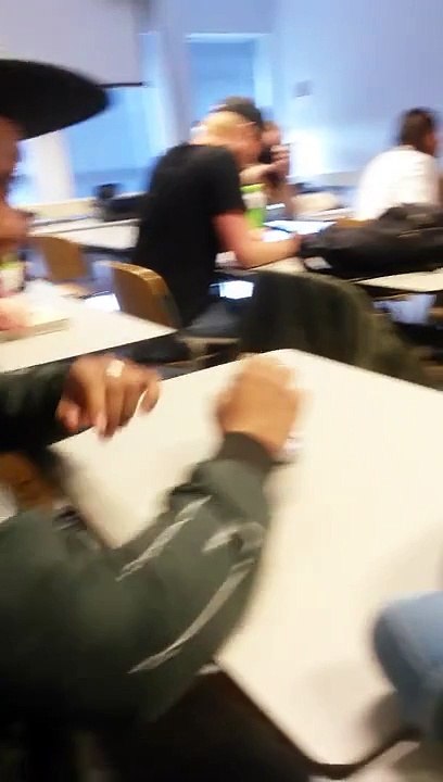 Un Prof fou furieux Réveille un Élève avec une Méthode Extrême !!