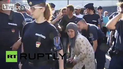 Hungary: Far-right militants attack refugees at Keleti station