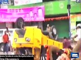 Rickshaw overturns spilling passengers in Mumbai