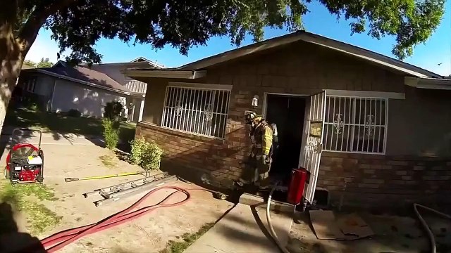 Пожарник спас котенка