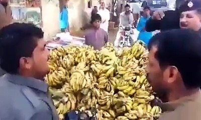 یہ ہے پولیس کا حال غریب غربت سے تنگ ہے یا ان جیسے پولیس افسروں سے اس ویڈیو کا