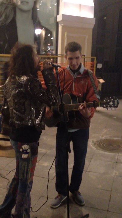 Steven Tyler sings with street musician in Moscow - "I don't want to miss a thing" / Aerosmith