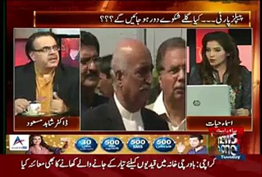 Dr. Shahid Masood Plays Indian Movie Clip On Khursheed Shah Threatening - Voice of Pakistan