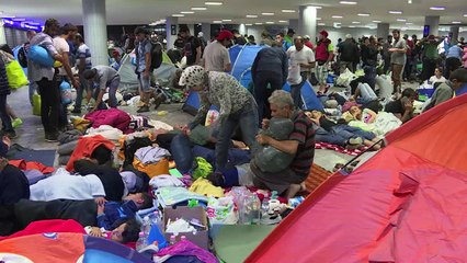 Hungary buses first migrants to Austrian border