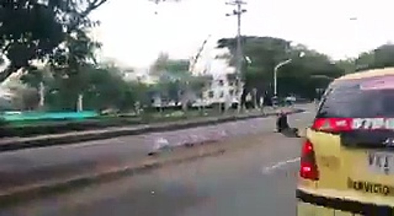 Policial curando aleijado
