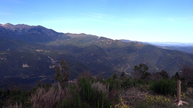 Panorama à 360° au sommet du Piton de Belmaig dans les Pyrénées Orientales