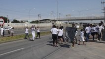 Mãe de filho assassinado e amigos protestam na Rodovia do Sol, em Vila Velha