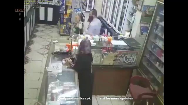 لڑکی نے دوکاندار کو کس طرح دھوکہ دیا ویڈیو دیکھیں