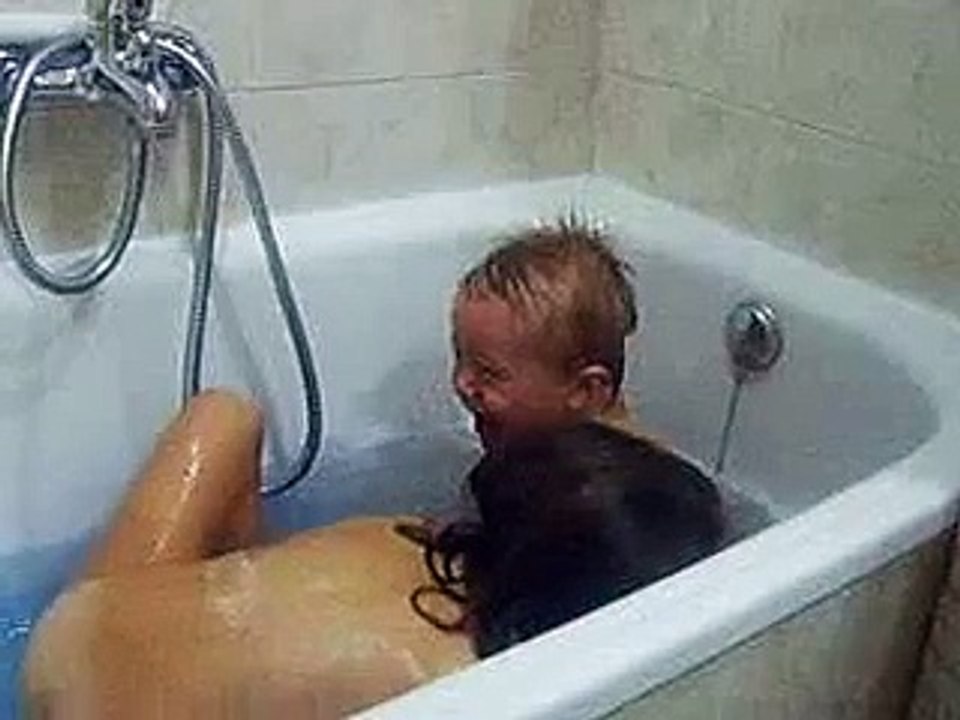 Niños pasandoselo bien en el baño
