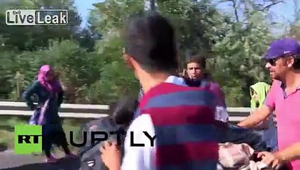Hungary: Over 1000 refugees march along busy M1 highway towards Vienna