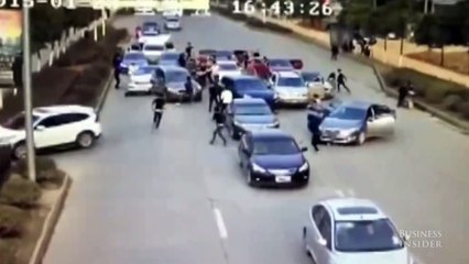 Watch 2 armed gangs fight on a busy road in China Kopyası