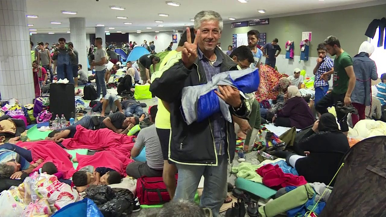 Hongrie: premiers cars de migrants en route vers l'Autriche