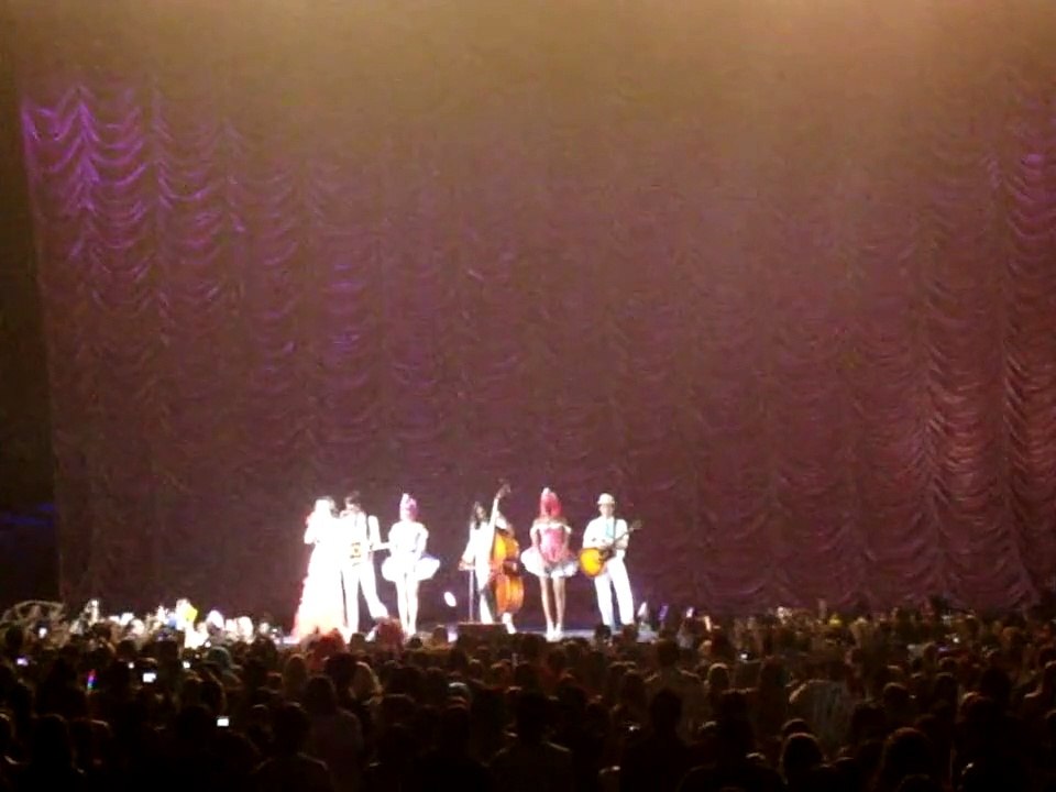 Katy Perry loves Texas, Queso, and Schlitterbahn - California Dreams Tour 9/7/11