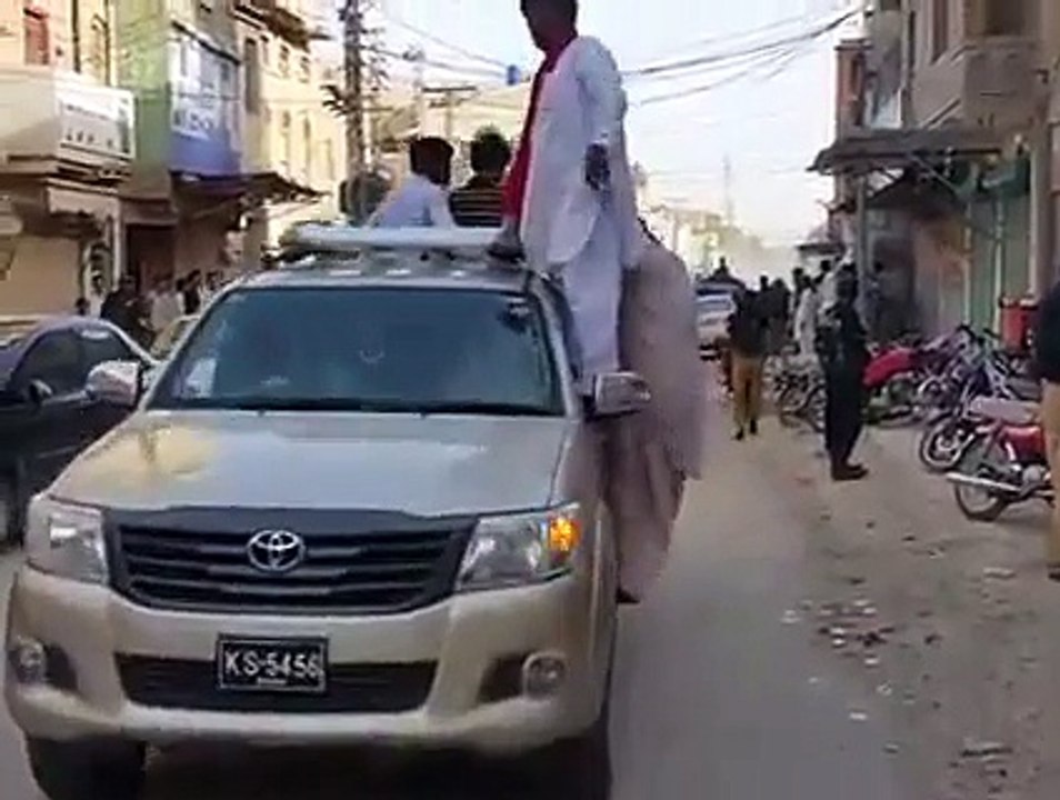 Watch How Sindh Police Welcomed Imran Khan in Sindh, Really Surprising
