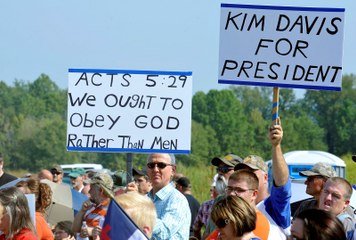 Hundreds Rally in Support of Jailed Anti-Gay US Clerk