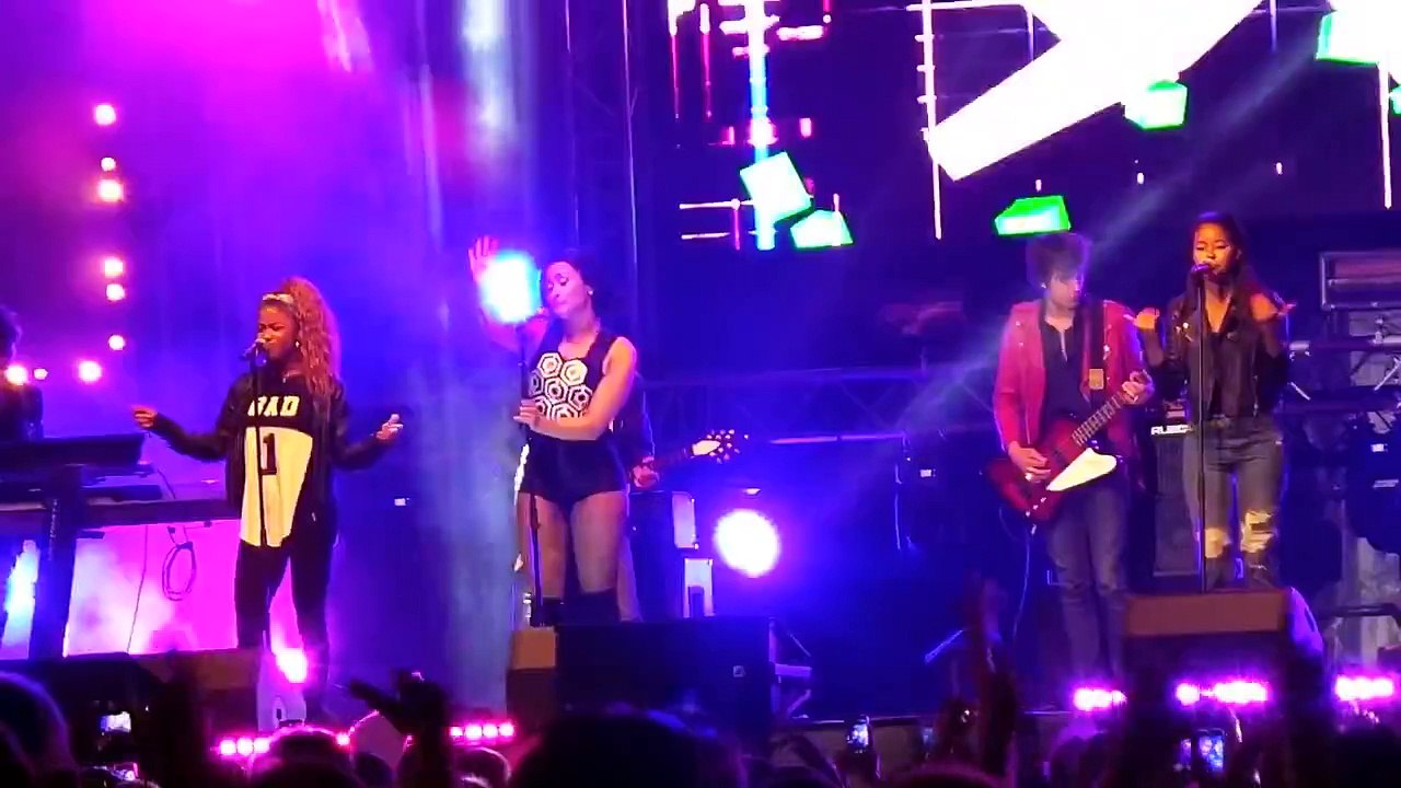 Demi Lovato - Neon Lights