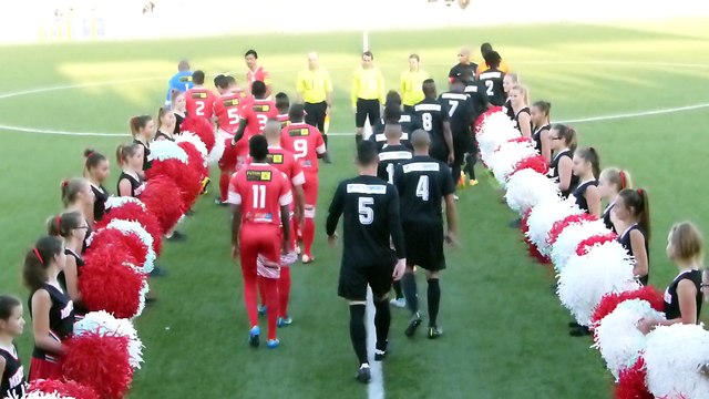 Entrée des équipes VFC et Bourges Foot entre les MEDLEY'DIES