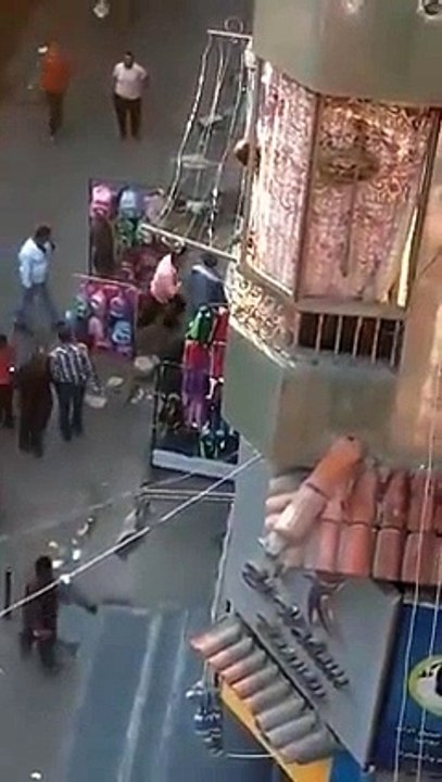ضابط يضرب سيدة بالشلوت ويشتمها بالام +18