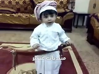 ولد صغير يلعب خطوة عسير
