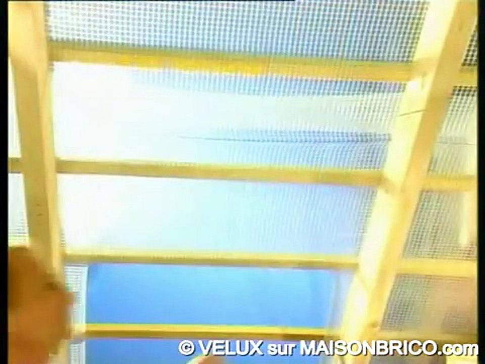 Pose d'une fenêtre de toit - © VELUX sur Maisonbrico.com