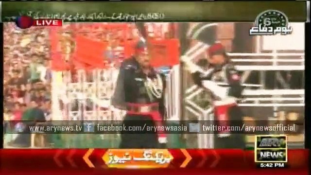 Pakistani chants Pakistan Zindabad at wahga