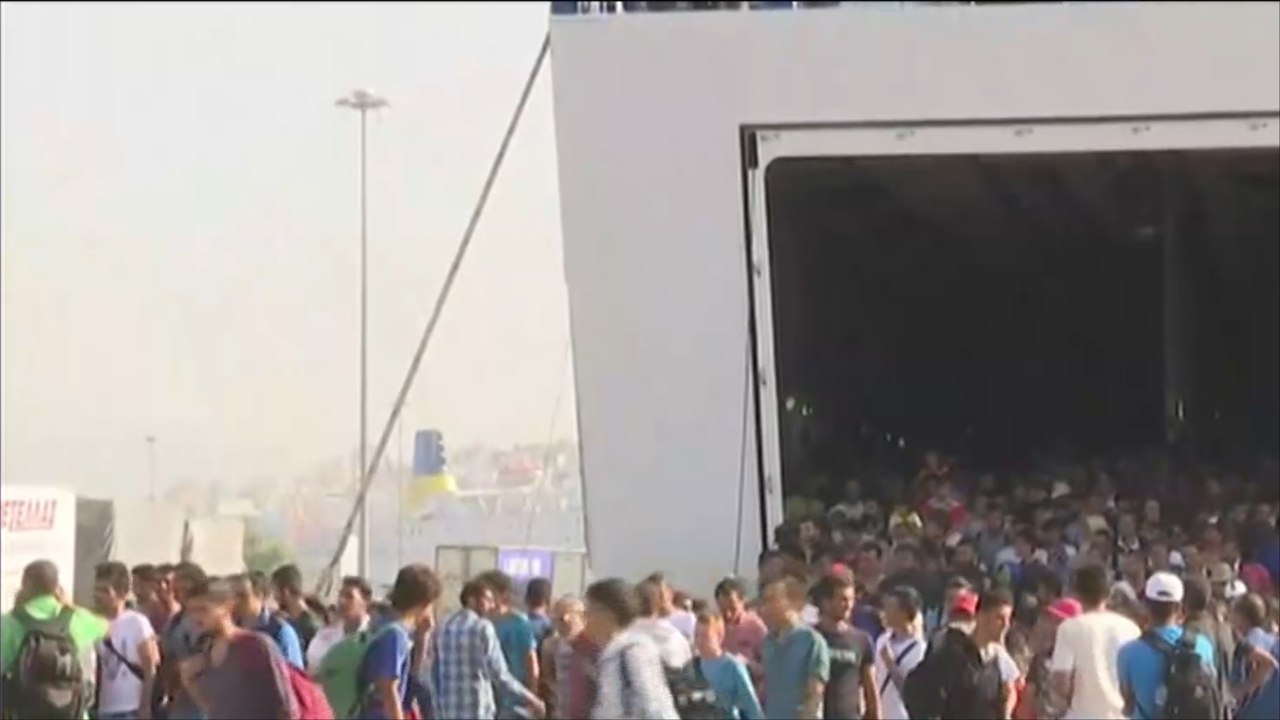 آلاف اللاجئين يدخلون النمسا وألمانيا