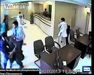 Скачать видео: Karachi Armed Bank Robbery - Brave Security Guard Fought off the robbers and got shot in the process