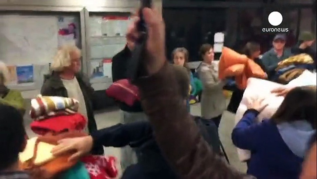 Demo für und gegen Flüchtlinge am Bahnhof in Dortmund