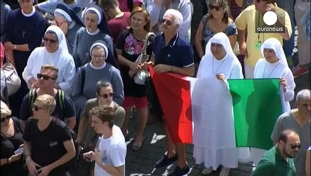 Папа римский призвал католические приходы принять у себя беженцев