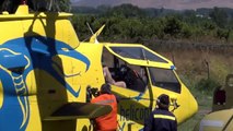 Helicópteros cargando agua desde la cancha del recreo Rinconada de Parral hacia el incendio forestal
