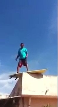 Le surfer des toits est aussi un gros débile... Chute violente!