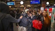 Warm welcome as thousands of refugees arrive in Germany