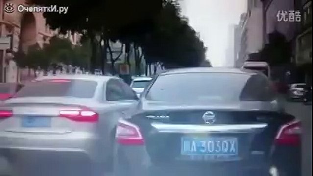 Водителю автомобиля Ниссан не понравилось, что водитель Ауди так нагло влезает перед ним