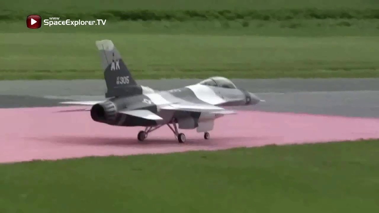 Gerçeği kadar etkiliyeci bir minyatür F16 uçağı