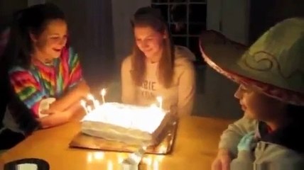 Broma en cumpleaños sale mal FAIL (Mordida Pastel)